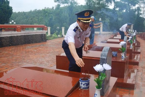 Xúc động giây phút Bộ Tư lệnh cảnh sát biển Việt Nam tri ân các anh hùng liệt sĩ trên đảo Cô Tô ảnh 5