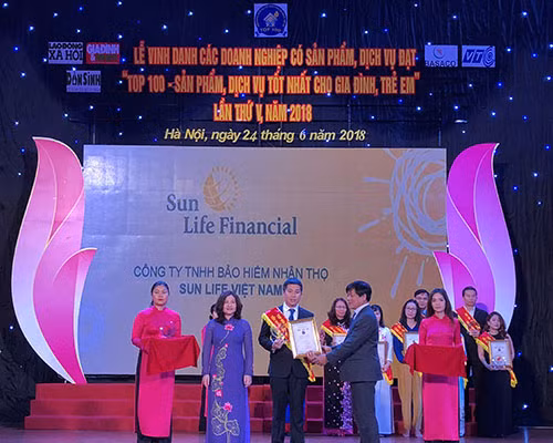 Sun Life Việt Nam –“Top 100Sản phẩm, dịch vụ tốt nhất cho gia đình, trẻ em” năm 2018 ảnh 1
