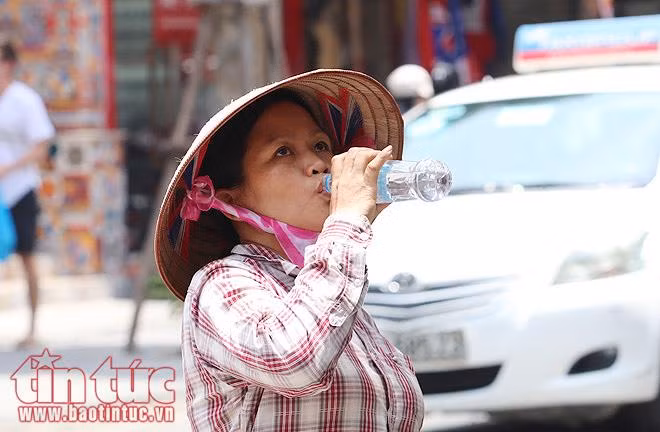 Người Hà Nội vật vã dưới nắng nóng gần 40 độ C ảnh 8
