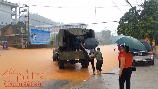  Sỹ tử Hà Giang lội mưa lũ, vượt suối tràn tới phòng thi THPT Quốc gia 2018 ảnh 1
