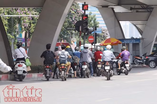 Người Hà Nội vật vã dưới nắng nóng gần 40 độ C ảnh 21