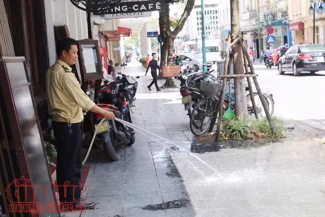 Người Hà Nội vật vã dưới nắng nóng gần 40 độ C ảnh 19