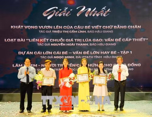 Phát huy vai trò của báo chí trong phát triển kinh tế - xã hội ảnh 1