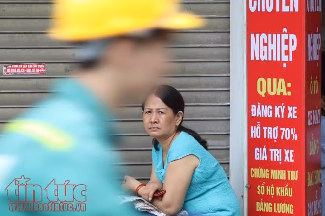 Phụ huynh lo lắng chờ trực, ngóng con làm bài thi ảnh 7