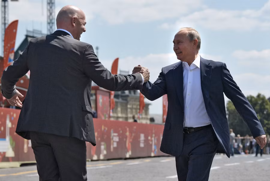 Tổng thống Putin phô diễn kỹ năng chơi bóng trên Quảng trường Đỏ ảnh 2