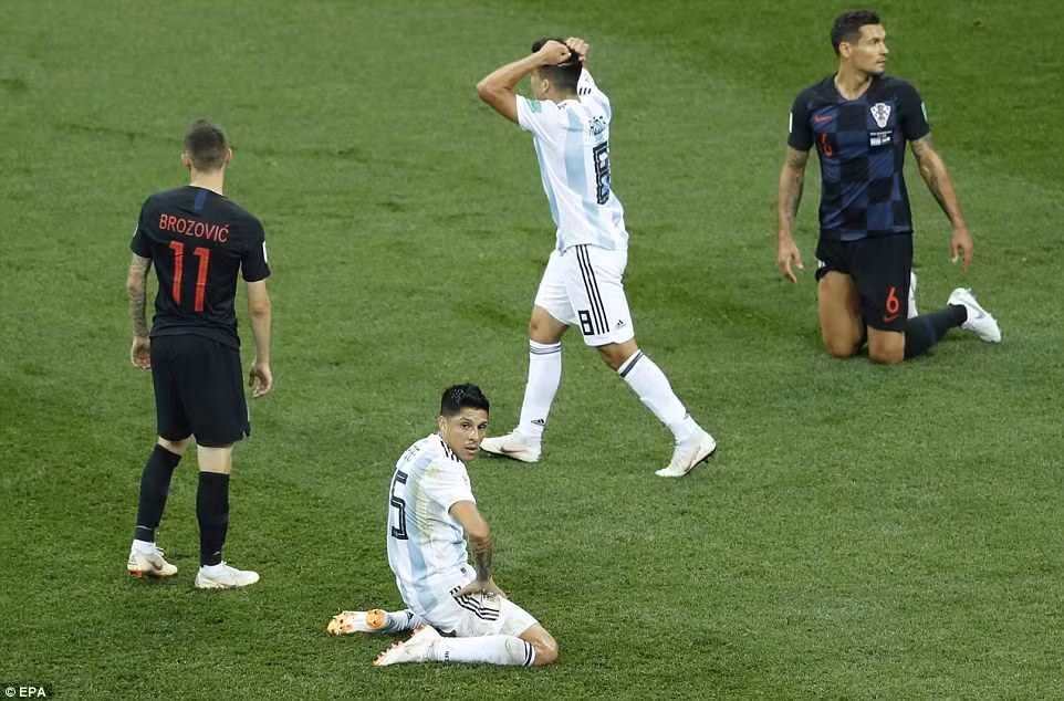 Argentina tệ nhất nhiều năm qua. Messi như 'vật thể lạ' ảnh 3