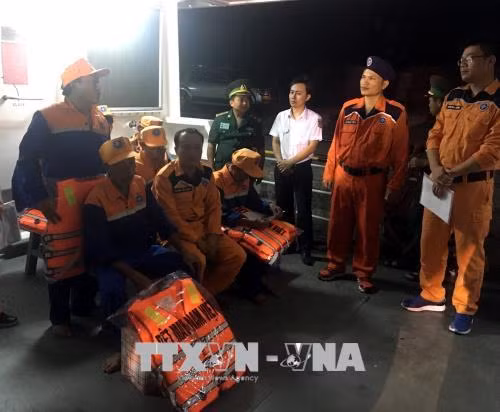 Kịp thời cứu nạn tàu cá cùng 7 ngư dân bị nạn ảnh 1