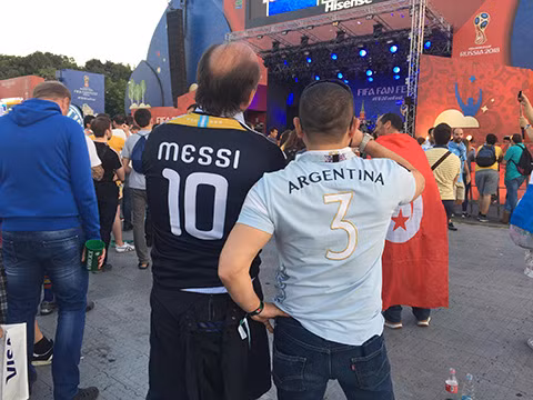 WORLD CUP 2018: Có rất nhiều Messi giả ở Moskva, nhưng Messi thật lại biến mất ảnh 1