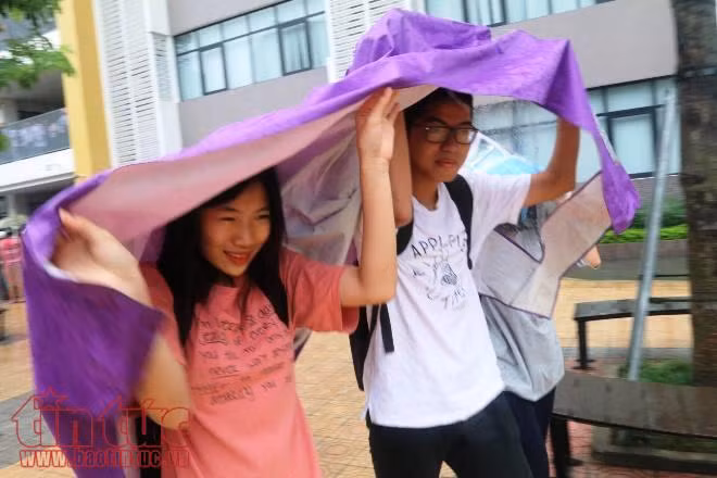 Kỳ thi THPT Quốc gia 20178: Thí sinh che chung áo mưa cùng ra khỏi điểm thi ảnh 2
