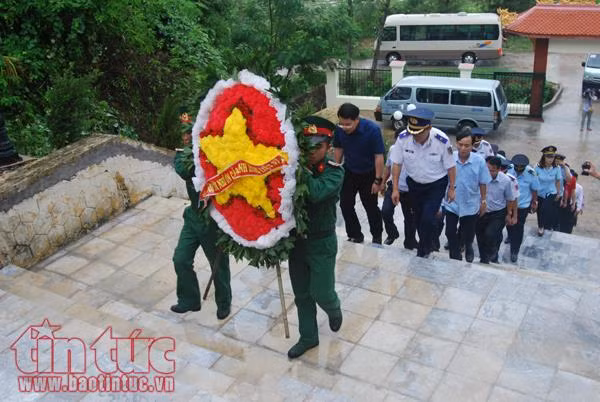 Xúc động giây phút Bộ Tư lệnh cảnh sát biển Việt Nam tri ân các anh hùng liệt sĩ trên đảo Cô Tô ảnh 3