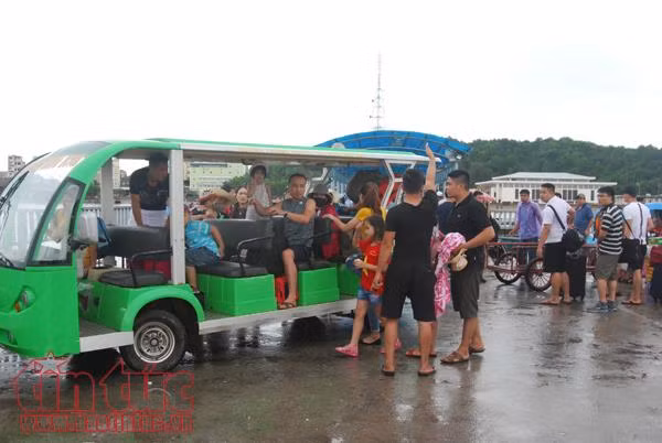 Khách du lịch rời đảo Cô Tô vào đất liền.