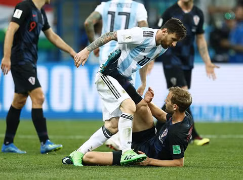 World Cup 2018: CĐV sốc vì hành vi nổi nóng, thái độ thiếu fair-play của Messi ảnh 5