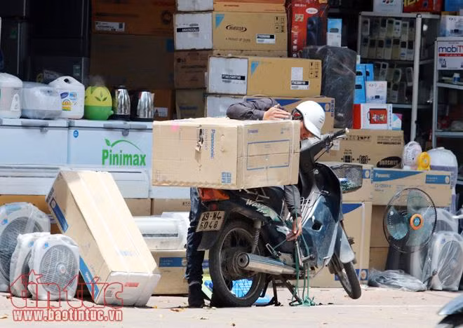 Người Hà Nội vật vã dưới nắng nóng gần 40 độ C ảnh 9