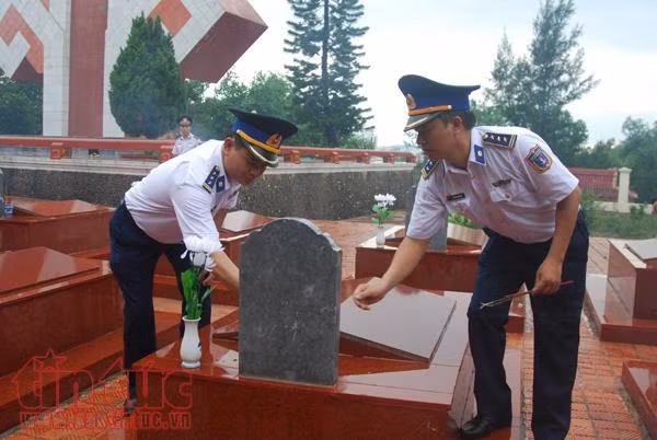 Xúc động giây phút Bộ Tư lệnh cảnh sát biển Việt Nam tri ân các anh hùng liệt sĩ trên đảo Cô Tô ảnh 6