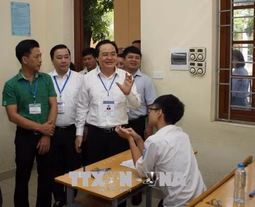 Bộ trưởng Phùng Xuân Nhạ 'thị sát' buổi thi đầu tiên kỳ thi THPT Quốc gia ảnh 3