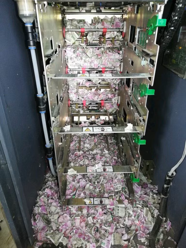 Chuột cắn nát hơn 17.000 USD trong máy ATM ảnh 1
