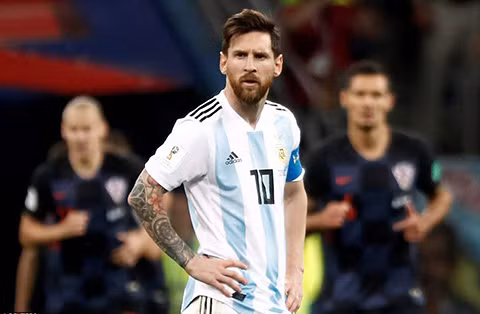 Messi và Argentina thua thảm; HLV đầu tiên ở World Cup mất việc ảnh 1