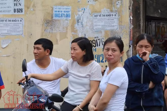 Phụ huynh lo lắng chờ trực, ngóng con làm bài thi ảnh 3