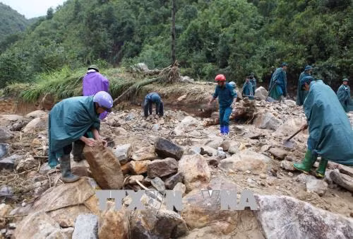 Bộ Y tế yêu cầu không để người dân vùng lũ thiếu thuốc chữa bệnh ảnh 1