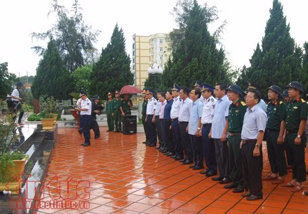 Xúc động giây phút Bộ Tư lệnh cảnh sát biển Việt Nam tri ân các anh hùng liệt sĩ trên đảo Cô Tô ảnh 2