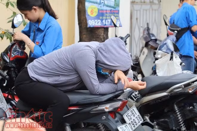 Phụ huynh lo lắng chờ trực, ngóng con làm bài thi ảnh 6
