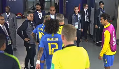 WORLD CUP 2018: Lộ hình ảnh Neymar khiêu khích trọng tài ảnh 1