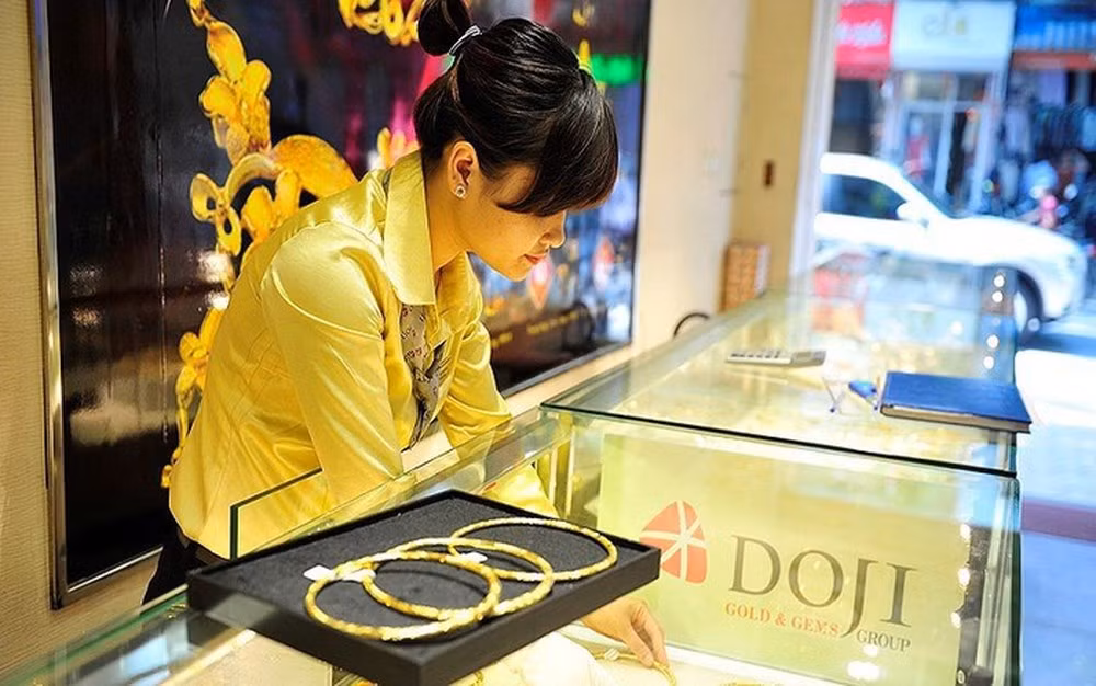 Đồng USD tăng mạnh khiến vàng 'lao dốc' ảnh 1