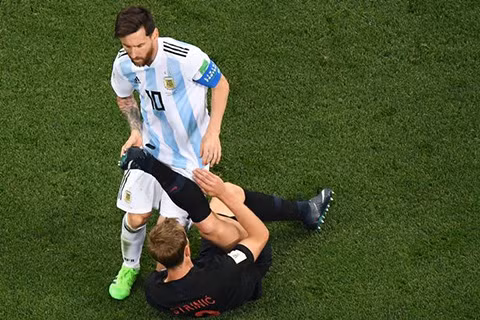 World Cup 2018: CĐV sốc vì hành vi nổi nóng, thái độ thiếu fair-play của Messi ảnh 6
