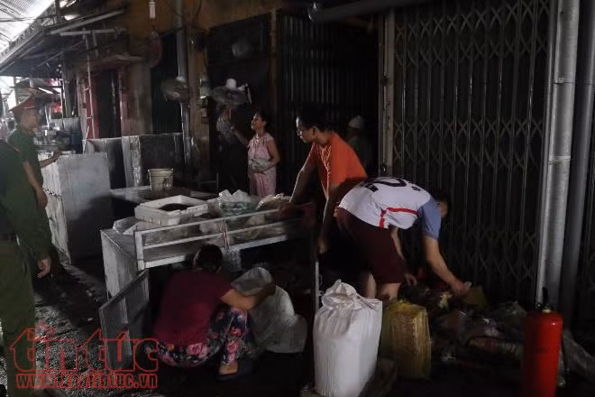 Tan hoang chợ Sóc Sơn sau đám cháy rạng ngày ảnh 7