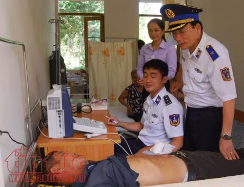 Chiến sĩ quân y Cảnh sát biển khám và cấp thuốc miễn phí cho nhân dân Cô Tô ảnh 6
