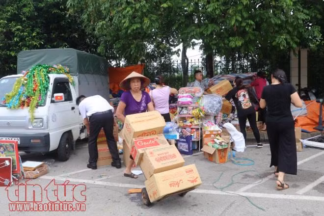 Tan hoang chợ Sóc Sơn sau đám cháy rạng ngày ảnh 10