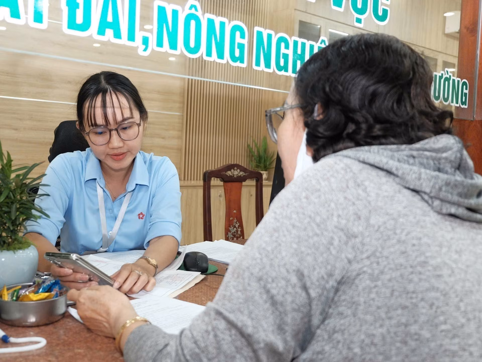 Người dân làm thủ tục hành chính được Trung tâm Phục vụ hành chính công phường Bình Phước hướng dẫn tận tình.