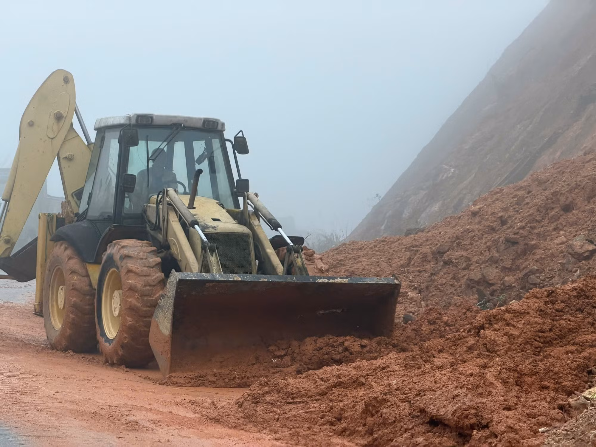 Lực lượng chức năng khẩn trương xử lý các điểm sạt lở trong điều kiện thời tiết có mưa, sương mù.