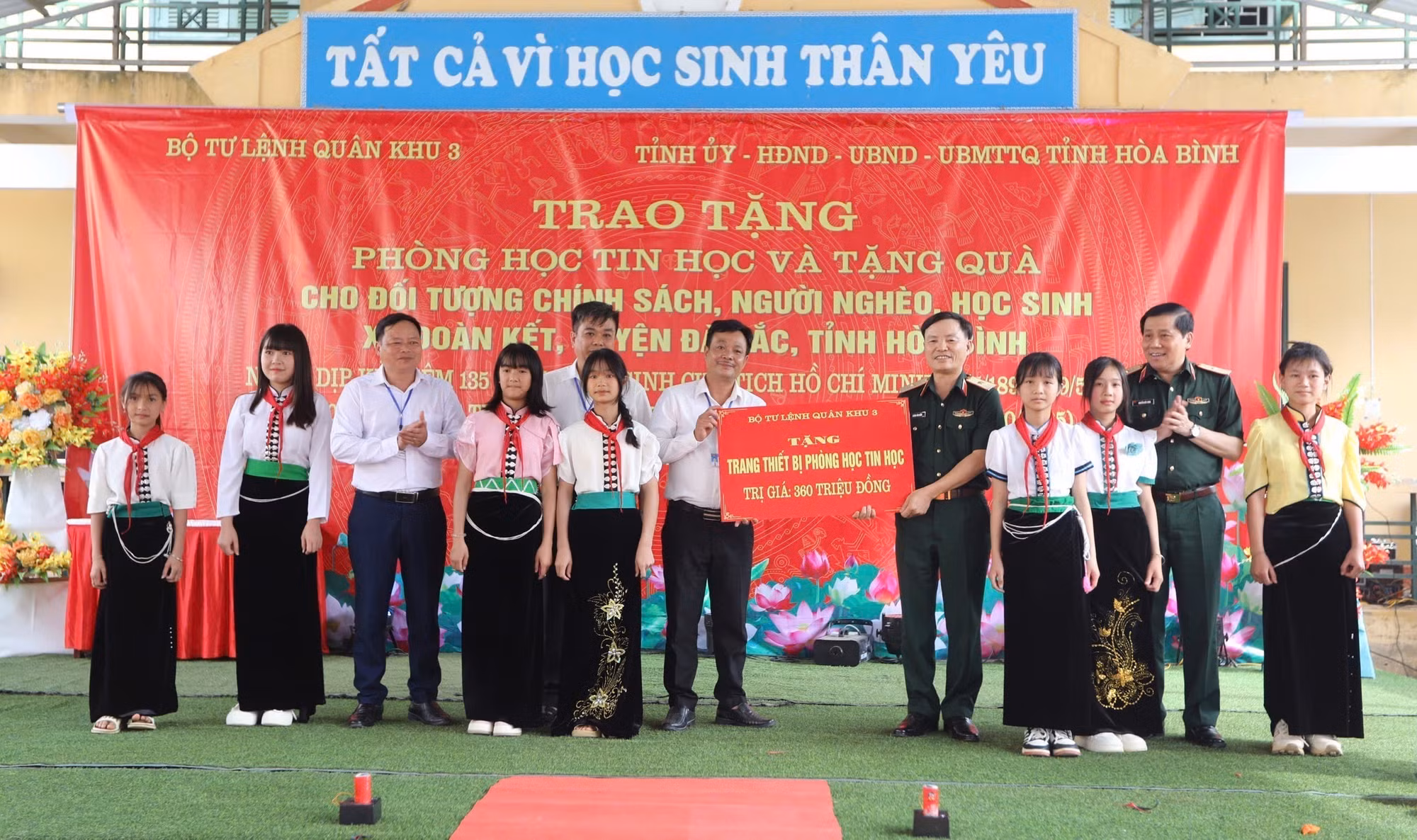 Đại diện lãnh đạo Quân khu 3 trao tặng biểu trưng phòng học máy tính cho trường Tiểu học và Trung học Cơ sở Đoàn Kết. Ảnh: Trọng Đạt/TTXVN