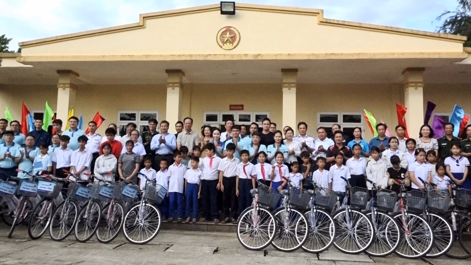 Đồn Biên phòng Triệu Vân (BĐBP Quảng Trị) phối hợp với các đơn vị trao 50 chiếc xe đạp cho học sinh có hoàn cảnh khó khăn của hai xã Nam Cửa Việt và Triệu Cơ (tỉnh Quảng Trị). Ảnh: TTXVN phát