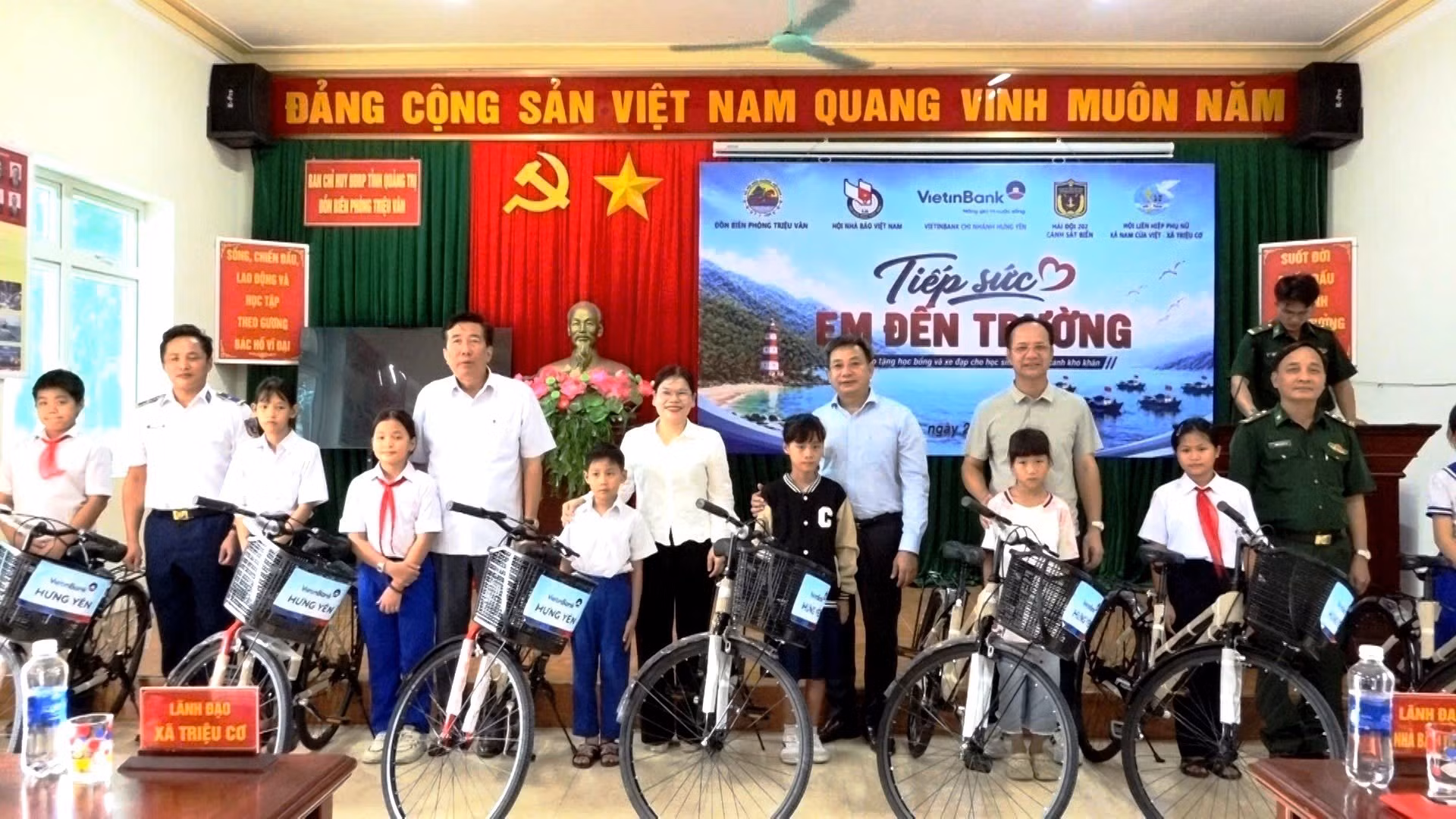Đồn Biên phòng Triệu Vân (BĐBP Quảng Trị) phối hợp các đơn vị tổ chức Chương trình “Tiếp sức em đến trường”, trao học bổng, xe đạp cho học sinh có hoàn cảnh khó khăn trên địa bàn. Ảnh: TTXVN phát