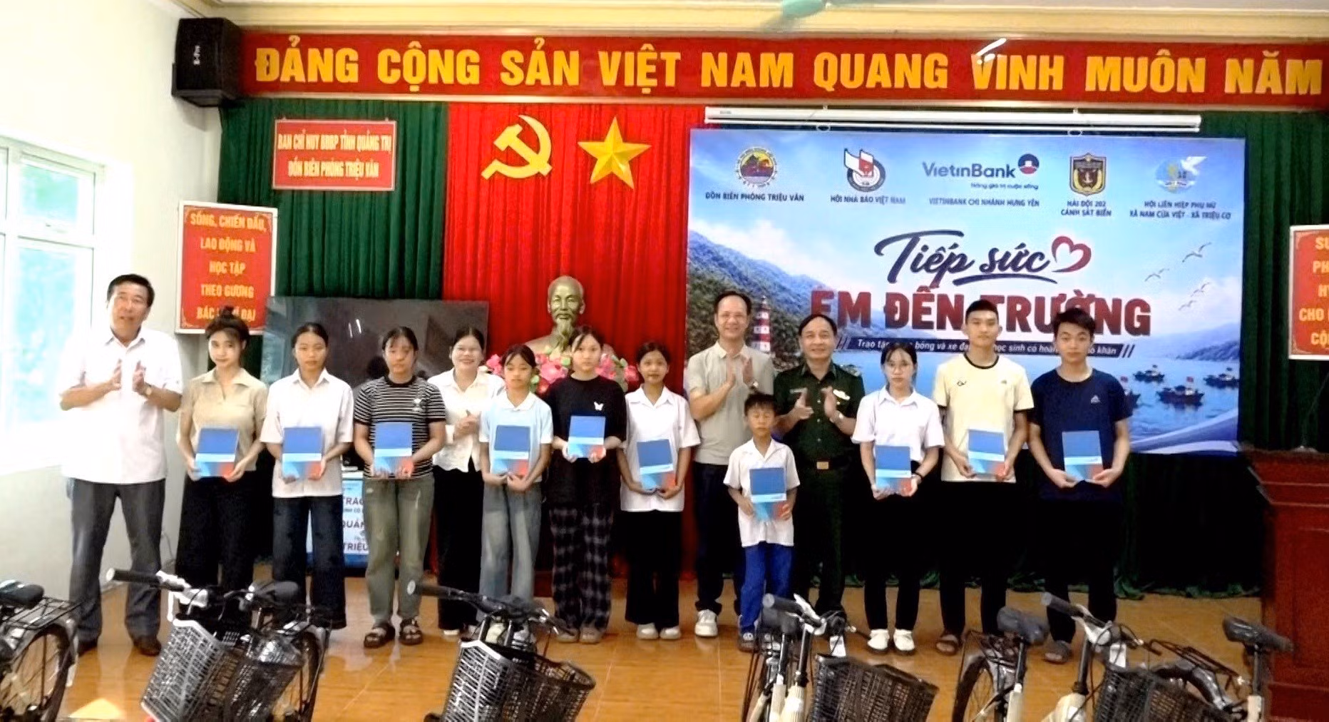 Chương trình góp phần lan tỏa tinh thần “tương thân tương ái”, sự chung tay của các cơ quan, đơn vị, doanh nghiệp và nhà hảo tâm trong chăm lo cho thế hệ trẻ. Ảnh: TTXVN phát