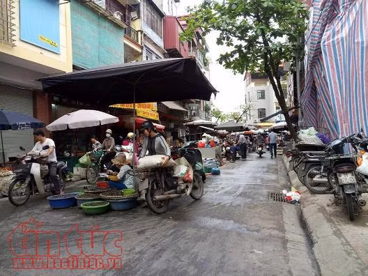 'Phớt lờ" mức phạt tới 7 triệu đồng, rác thải 'bủa vây' chợ cóc, chợ tạm ảnh 5