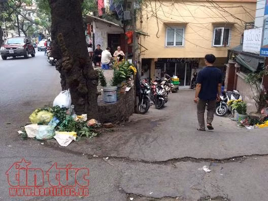 'Phớt lờ" mức phạt tới 7 triệu đồng, rác thải 'bủa vây' chợ cóc, chợ tạm ảnh 7