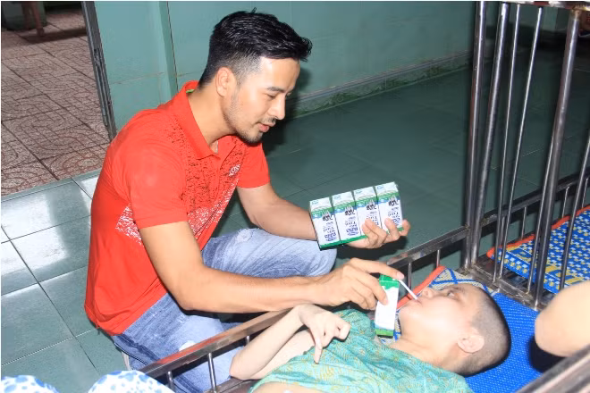 Sau nghi án tình cảm, Kavie Trần lại sánh vai Đoàn Thanh Tài đi từ thiện ảnh 10