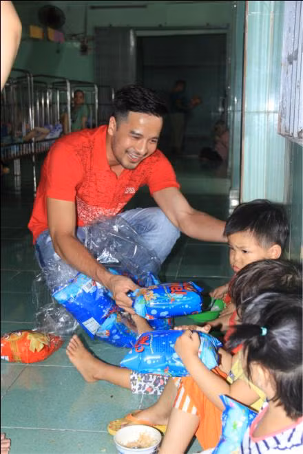 Sau nghi án tình cảm, Kavie Trần lại sánh vai Đoàn Thanh Tài đi từ thiện ảnh 11