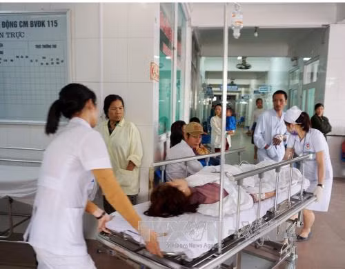 Lấy mẫu thức ăn sau vụ 50 công nhân bị ngộ độc ở Nghệ An ảnh 1