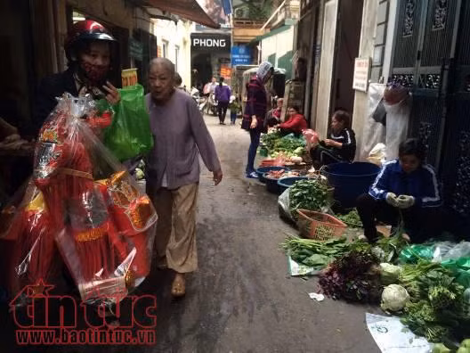 'Phớt lờ" mức phạt tới 7 triệu đồng, rác thải 'bủa vây' chợ cóc, chợ tạm ảnh 8
