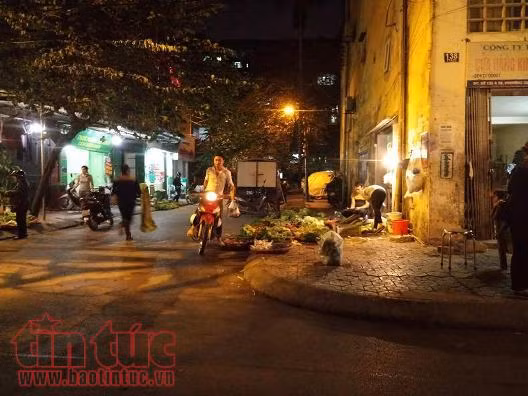'Phớt lờ" mức phạt tới 7 triệu đồng, rác thải 'bủa vây' chợ cóc, chợ tạm ảnh 1