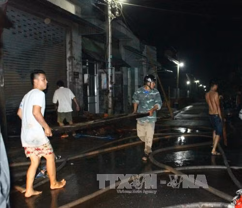 Cháy xưởng gỗ trong đêm, hàng trăm m2 nhà xưởng bị thiêu rụi ảnh 3