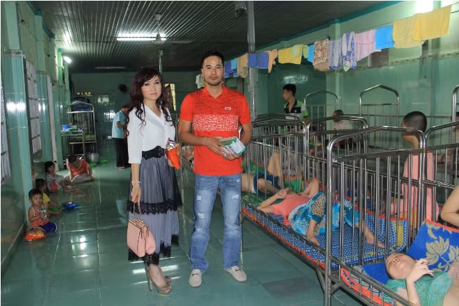 Sau nghi án tình cảm, Kavie Trần lại sánh vai Đoàn Thanh Tài đi từ thiện ảnh 2