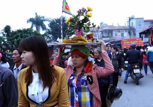 Hàng vạn du khách về hội Phủ Dầy ảnh 10