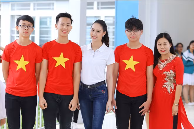Hoa hậu Biển Thùy Trang tươi tắn dự lễ phát động xanh hoá học đường ảnh 11