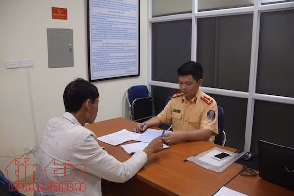Đi ô tô ngược chiều trên đường cao tốc, lái xe bị tước bằng 2 tháng ảnh 1