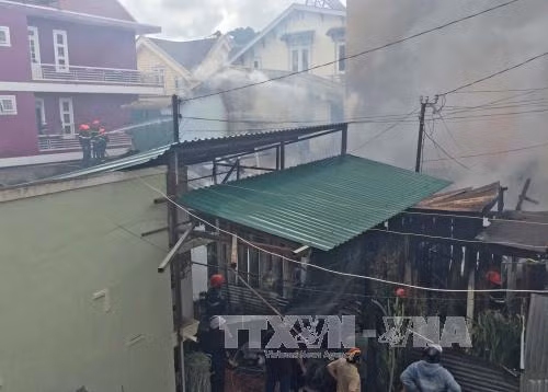 Cháy ở trung tâm thành phố Đà Lạt thiêu rụi một căn nhà gỗ ảnh 4